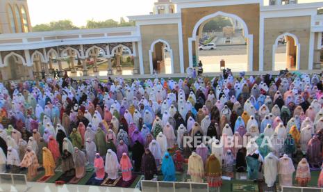 Waketum MUI: Konsep Berbangsa Harus Sesuai Karakter. Umat Muslim melaksanakan shalat Idul Adha 1441 H di Masjid Syekh Abdul Manan, Islamic Center Indramayu, Jawa Barat, Jumat (31/7/2020). 