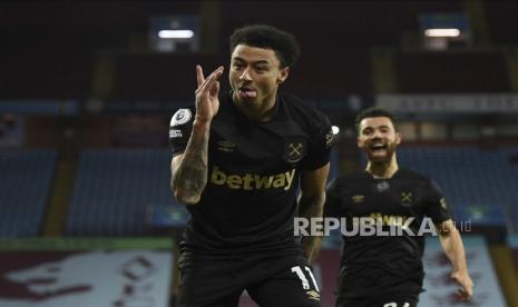 Jesse Lingard dari West Ham United merayakan gol ketiga tim mereka pada pertandingan sepak bola Liga Premier Inggris antara Aston Villa dan West Ham United di Villa Park di Birmingham, Inggris, Rabu, 3 Februari 2021. 