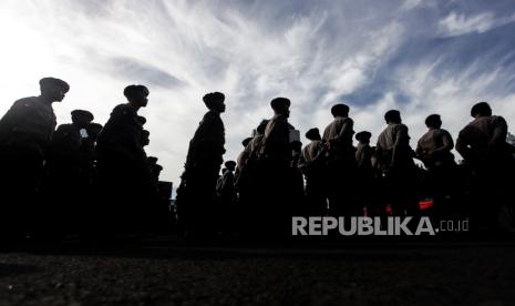 Polisi berbaris saat simulasi apel personel dan peralatan pengamanan Pemilu 2024 di Mapolda Metro Jaya, Jakarta, Kamis (8/2/2024). Apel personel dan peralatan pengamanan Pemilu 2024 tersebut digelar dalam rangka kesiapan pasukan dan peralatan Dalmas Nusantara yang terlibat dalam Operasi Mantap Brata Jaya 2023-2024 dalam menangani gangguan keamanan selama pelaksanaan tahapan Pemilu 2024.