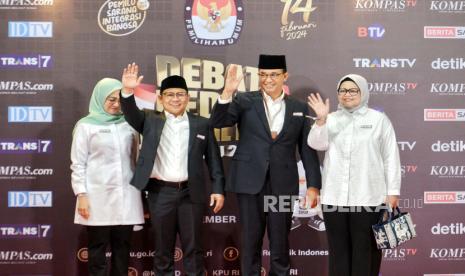 Capres dan cawapres nomor urut 1 Anies Baswedan dan Muhaimin Iskandar tiba di lokasi untuk mengikuti sesi Debat Kedua Calon Wakil Presiden Pemilu 2024 di Jakarta Convention Center (JCC), Jakarta, Jumat (22/12/2023). Debat kedua ini mengangkat tema Ekonomi Kerakyatan dan Digital, Keuangan, Investasi Pajak, Perdagangan, Pengelolaan APBN-APBD, Infrastruktur dan Perkotaan.