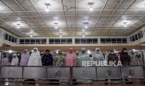 Umat muslim melaksanakan ibadah Shalat Tarawih pertama di Masjid Raya Mujahidin, Jalan Sancang, Lengkong, Kota Bandung, 