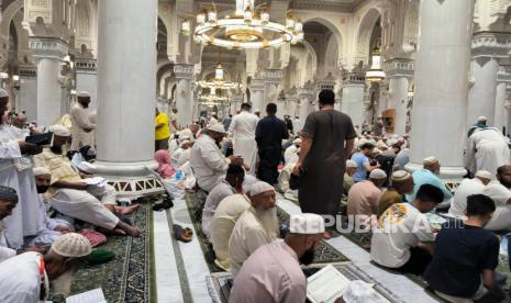 Jamaah bersiap melaksanakan sholat Isya di Masjidil Haram, Sabtu (3/6/2023). Anjuran untuk Bergegas Mengerjakan Sholat