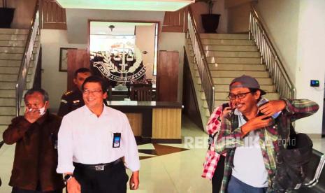 Rektor UNS keluar dari gedung Kejari Solo usai pemeriksaan oleh Kejati Jateng Terkait dugaan korupsi di UNS, Kamis (31/8/2023). 