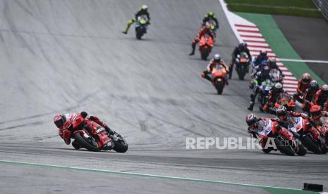 Pembalap MotoGP Italia Francesco Bagnaia dari Ducati Lenovo Team memimpin balapan selama Grand Prix Sepeda Motor Austria di Red Bull Ring di Spielberg, Austria, 15 Agustus 2021.