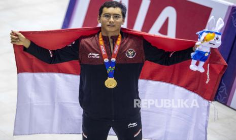 Perenang Indonesia Felix Victor Iberle melakukan selebrasi usai upacara penghargaan pemenang final renang nomor 50 meter gaya dada putra SEA Games 2023 di Aquatics Center, Morodok Techno National Stadium, Kamboja, Kamis (11/5/2023). Felix Victor meraih medali emas pada nomor tersebut dengan catatan waktu tercepat 27,70 detik. 