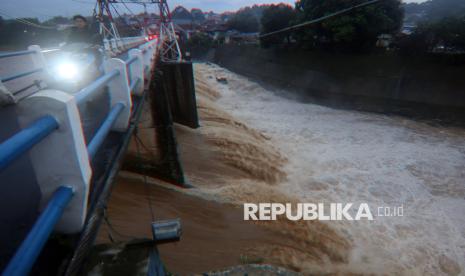 Kondisi debit air yang mengalir deras di Bendung Katulampa, Kota Bogor, Jawa Barat, Selasa (28/1/2025). Hujan deras yang melanda kawasan Puncak, Bogor, Jawa Barat, mengakibatkan debit Sungai Ciliwung meluap. Bendung Katulampa Bogor mencatat tinggi muka air (TMA) Sungai Ciliwung mencapai 100 sentimeter dengan status siaga tiga banjir untuk wilayah Jakarta. 