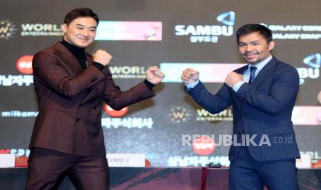  Legenda tinju Filipina Manny Pacquiao (kanan) dan seniman bela diri campuran Korea Selatan DK Yoo (kiri) berfoto saat konferensi pers di pusat pameran KINTEX di Goyang, Korea Selatan, 09 Desember 2022, dua hari sebelum jadwal pertarungan mereka. Hasil dari pertandingan akan disumbangkan untuk membantu upaya bantuan dan pemulihan di Ukraina.