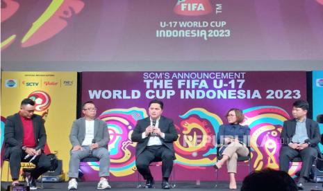 Ketua Umum PSSI Erick Thohir (tengah) saat peluncuran official broadcaster Piala Dunia U-17 2023 di SCTV Tower, Jakarta, Selasa (3/10/2023). 