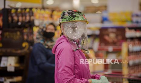 Warga menggunakan penutup wajah saat berbelanja di Aeon Mall, Tangerang, Banten, Selasa (6/5). Aeon BSD dan Jakarta Garden City kembali buka dengan protokol kesehatan Covid-19.