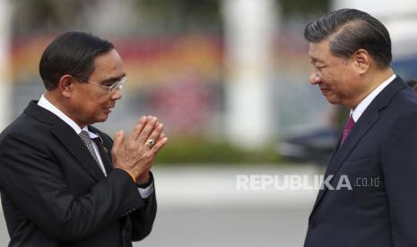  Presiden China Xi Jinping bertemu dengan Perdana Menteri Thailand Prayuth Chan-ocha di sela-sela Kerjasama Ekonomi Asia-Pasifik, KTT APEC, Sabtu, 19 November 2022, di Bangkok, Thailand.