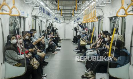 Penumpang menaiki MRT di Jakarta, Selasa (15/11/2022). Pemerintah memastikan akan mendorong pembangunan MRT rute Kembangan-Medan Satria yang merupakan bagian dari MRT rute Cikarang-Balaraja.