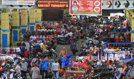 Warga memadati pasar rakyat di Pasar Tengah, Pontianak, Kalimantan Barat, Rabu (6/5/2020). Menteri Perdagangan Agus Suparmanto meminta pasar rakyat harus tetap beroperasi dengan mengedepankan protokol kesehatan yang ditetapkan pemerintah, supaya roda perekonomian masyarakat tetap berjalan di tengah pandemi COVID-19