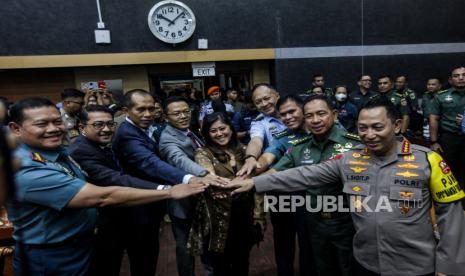 Ketua Komisi I DPR RI Meutya Hafid (tengah) bersama Panglima TNI Laksamana Yudo Margono (kiri), Kapolri Jenderal (Pol) Listyo Sigit Prabowo (kanan), Kepala Staf TNI Angkatan Darat (KSAD) yang juga Calon Panglima TNI Jenderal Agus Subiyanto (kedua kanan), Kepala Staf TNI Angkatan Udara Marsekal TNI Fadja Prasetyo (keempat kanan) dan Kepala Staf TNI Angkatan Laut Laksamana Muhammad Ali (ketiga kanan) berfoto bersama sebelum uji kelayakan dan kepatutan calon Panglima TNI di Kompleks Parlemen, Senayan, Jakarta, Senin (13/11/2023). KSAD Agus Subiyanto menjadi calon tunggal Panglima TNI menggantikan Laksamana Yudo Margono yang memasuk masa pensiun. Pada kesempatan tersebut KSAD Jenderal Agus Subiyanto menyampaikan visi TNI yang PRIMA, yakni Profesional, Responsif, Integratif, Modern dan Adaptif.