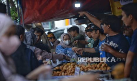 Pedagang melayani pembeli makanan untuk berbuka puasa (takjil) (ilustrasi).