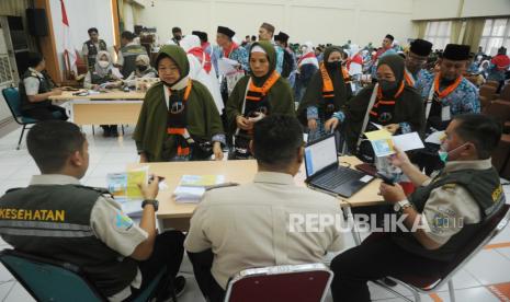 Antrean jamaah calon haji (Calhaj) Kloter 3 saat pengesahan kesehatan di Asrama Haji Embarkai Jakarta-Bekasi, Bekasi, Jawa Barat, Rabu (24/5/2023). Ada sebanyak 29.657 jamaah calon haji (calhaj) yang akan berangkat dari Asrama Haji Embarkasi Jakarta-Bekasi.Para jamaah akan tinggal di Asrama Haji selama 24 jam sebelum berangkat ke Bandara.Perbedaan dalam pelaksanaan haji tahun ini dibandingkan dengan tahun adalah tahapan mulai dari pemeriksaan kesehatan hingga pemberian biaya hidup (living cost) atau uang saku dilakukan sesaat setelah kedatangan jemaah calon haji. Jamaah Haji Wafat akan Dibadalhajikan