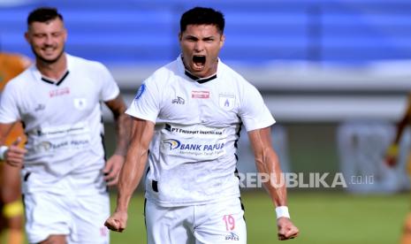 Ramiro Ezequiel Fergonzi (kanan) bergabung ke Persita Tangerang selepas meninggalkan Persipura Jayapura.