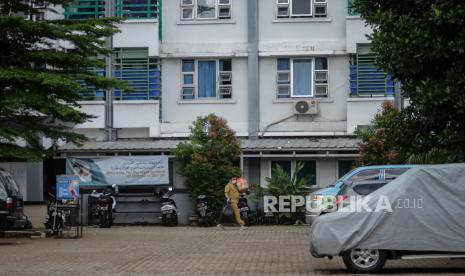 Petugas Puskesmas Kecamatan Cilandak usai pemeriksaan sejumlah mahasiswa di Institut Perguruan Tinggi Ilmu Alquran (PTIQ) di kawasan Cilandak, Jakarta Selatan, Senin (5/10). Sekitar 200 mahasiswa PTIQ terkonfirmasi positif Covid-19 hasil dari tracing melalui tes usap hingga saat ini masih dilakukan proses evakuasi sejumlah pasien menuju Wisma Atlet dan Tower Pademangan. Republika/Thoudy Badai