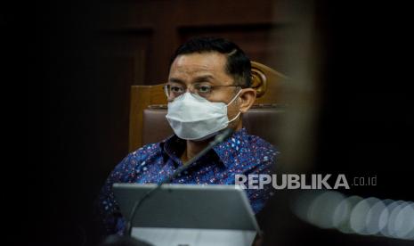 Terdakwa mantan Menteri Sosial Juliari Batubara saat menjalani sidang lanjutan terkait kasus korupsi dana paket Bantuan Sosial (Bansos) Covid-19 untuk wilayah Jabodetabek Tahun 2020 di Pengadilan Tipikor, Jakarta, Senin (28/6). Sidang tersebut beragendakan mendengarkan keterangan saksi ahli hukum pidana dari Universitas Airlangga (Unair) Surabaya Nur Basuki Minarno. Republika/Thoudy Badai