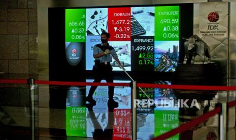 Pekerja membersihkan lantai di dekat layar pergerakan Indeks Harga Saham Gabungan (IHSG) di gedung Bursa Efek Indonesia, Jakarta, Jumat (18/11/2022). Indeks Harga Saham Gabungan (IHSG) diproyeksi akan bangkit dari zona merah pada Selasa (11/4/2023).