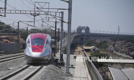 Kereta Cepat Jakarta-Bandung yang baru diresmikan oleh Presiden Joko Widodo (Jokowi) di Stasiun Padalarang, Jawa Barat, Senin (2/10/2023).