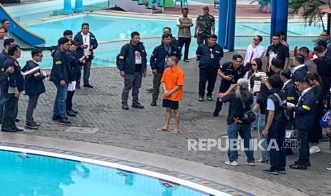 Penyidik Jatanras Polda Metro Jaya menggelar rekonstruksi kasus dugaan pembunuhan terhadap anak artis Tamara Tyasmara, Raden Andante Khalif Pramudityo alias Dante (6 tahun) dengan tersangka Yudha Arfandi di Taman Kolam Renang Tirta, Pondok Kelapa, Jakarta Timur, Rabu (28/2/2024). 