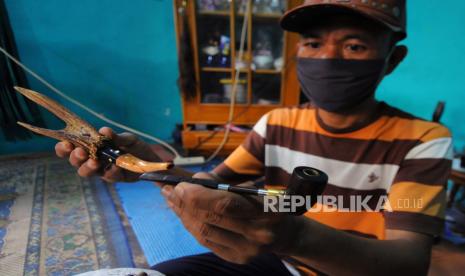 Perajin menunjukkan beberapa pipa rokok berbahan kayu yang sudah dipesan pembeli di Bandar Lampung, Lampung.  Provinsi Lampung mengalami inflasi sebesar 0,15 persen pada Juli 2021. Kelompok makanan, minuman, dan tembakau selama Juli 2021 mengalami peningkatan indeks harga sebesar 0,65 persen dari 109,99 pada Juni 2021 menjadi 110,71 pada Juli 2021.