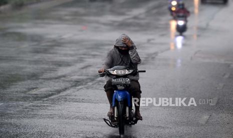 Sejumlah pengendara motor menembus hujan, (ilutstrasi). Data BNPB pada 2021 lalu menyebutkan 5.402 kejadian bencana dengan lebih 99 persen merupakan bencana hidrometeorologi.