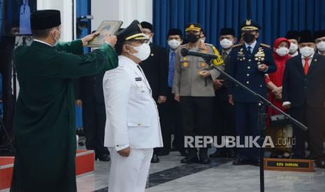 Pelantikan Yana Mulyana sebagai Wali Kota Bandung sisa masa bakti periode 2018-2023 oleh Gubernur Jawa Barat Ridwan Kamil (Emil) di Aula Barat, Gedung Sate, Kota Bandung, Senin (18/4). Pengamat minta Walkot Bandung harus mengakselerasi program kerja di sisa masa jabatan.