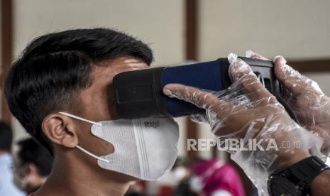 Dinas Kependudukan dan Pencatatan Sipil (Disdukcapil) Kota Depok, Jawa Barat, menghapus sanksi denda bagi warga yang terlambat mengurus administrasi kependudukan dan catatan sipil. (Ilustrasi perekaman KTP elektronik)