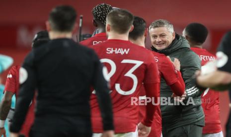 Manajer Manchester United Ole Gunnar Solskjaer (kanan) merayakan dengan para pemainnya setelah pertandingan sepak bola putaran keempat Piala FA Inggris antara Manchester United dan Liverpool di Manchester, Inggris, 24 Januari 2021.