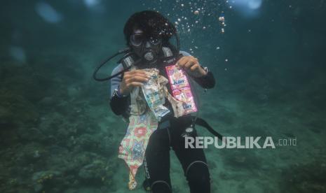 Penyelam dari komunitas Tunas Bahari Maluku menunjukan sampah plastik di perairan Pulau Haruku, Maluku, Selasa (10/11). Aksi bersih laut tersebut dilakukan dalam rangka peringatan Hari Pahlawan. 