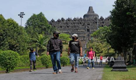 Pengelola Candi Borobudur Berharap Kuota Pengunjung Ditambah. Wisatawan berada di area zona 2 kompleks Taman Wisata Candi (TWC) Borobudur, Magelang, Jawa Tengah. Setelah tutup selama sekitar tiga bulan akibat pandemi COVID-19 salah satu Destinasi Super Prioritas tersebut dibuka kembali pada Kamis (25/6/2020) dengan menerapkan protokol kesehatan COVID-19 dan pembatasan jumlah pengunjung. 