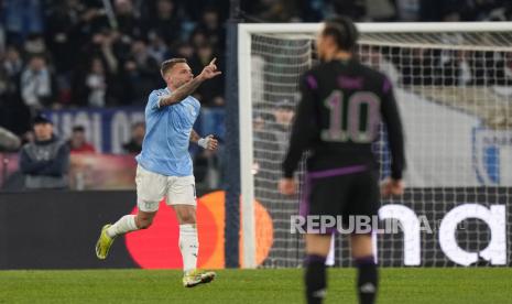 Ciro Immobile dari Lazio melakukan selebrasi setelah mencetak gol pertama timnya pada pertandingan sepak bola leg pertama babak 16 besar Liga Champions antara Lazio dan Bayern Munich, di Stadion Olimpiade Roma, Kamis (15/2/2024) dini hari WIB.