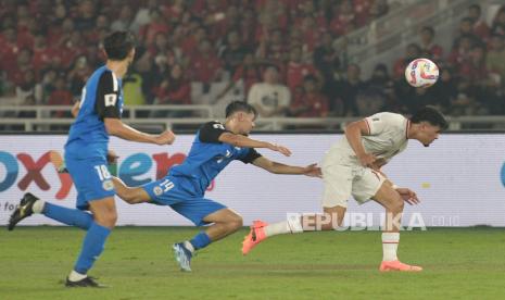 Para pemain Filipina (kostum biru) saat menghadapi timnas Indonesia di kualifikasi Piala Dunia 2026 (ilustrasi). Filipina akan mengikuti turnamen Piala Merdeka di Malaysia pada September 2024.