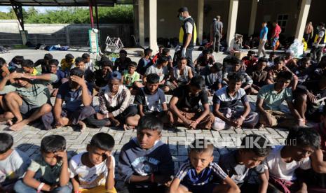 Pengungsi etnis Rohingya berbaris sebelum mendapatkan sarapan pagi di tempat pengungsian sementara yang disediakan oleh Pemerintah Daerah di Ladong, Aceh Besar, Senin (9/1/2023).