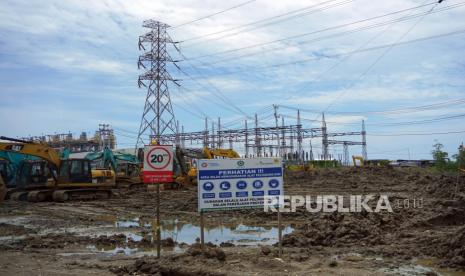 Sejumlah alat berat berada di Pembangkit Listrik Tenaga Mesin Gas (PLTMG) di Kawasan Ekonomi Khusus (KEK) Sorong, Kabupaten Sorong, Papua Barat, Kamis (8/4/2021). Pemerintah Kabupaten (Pemkab) Sorong, Provinsi Papua Barat, mendukung kehadiran investor baru masuk membangun industri di Kawasan Ekonomi Khusus atau KEK setempat.