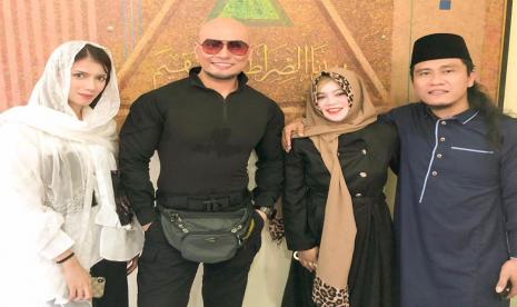 Deddy Corbuzier bersama Sabrina Charunnisa dan Gus Miftah