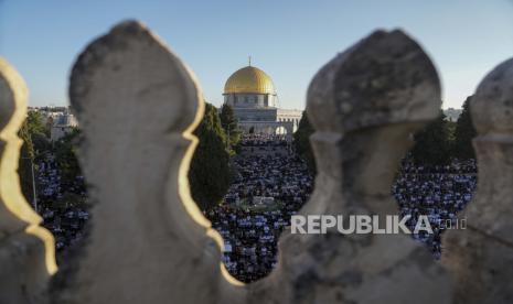 Muslim sholat di komplek Masjid Al Aqsa, Yerusalem.