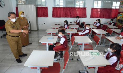 Plt Wali Kota Bandung Yana Mulyana menjelaskan tentang Covid-19 dan pentingnya prokes kepada para siswa saat memantau pelaksanaan Pembelajaran Tatap Muka (PTM).