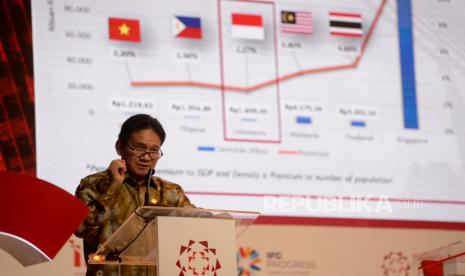 Wakil Ketua Dewan Komisioner OJK Mirza Adityaswara menyampaikan paparan dalam acara IFG International Conference 2023 di Jakarta, Selasa (19/09/2023). IFG melalui IFG Progress sebagai lembaga riset kembali menggelar IFG International Conference 2023 dengan tema Shaping the Foundations for Sustainable & Resilient Insurance and Pension Fund. Kegiatan ini merupakan upaya mendukung pemerintah dan berkontribusi untuk memperkuat literasi kepada industri dan masyarakat tentang implementasi best practice bisnis asuransi dan pengelolaan dana pensiun. 