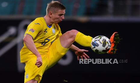 Pemain Ukraina Oleksandr Zinchenko beraksi selama pertandingan sepak bola UEFA Nations League antara Jerman dan Ukraina di Leipzig, Jerman, 14 November 2020.