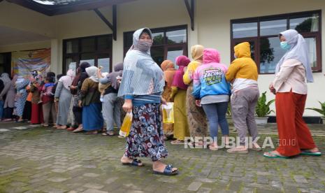 Warga antre membeli minyak goreng murah saat operasi pasar minyak goreng di kompleks kantor kecamatan Bansari, Temanggung, Jateng, Senin (7/3/2022). Dinas Koperasi UKM dan Perdagangan setempat sejak sepekan terakhir telah menjual sedikitnya 15 ribu liter minyak goreng dengan harga Rp14 ribu per liter guna memenuhi kebutuhan masyarakat dan menstabikan harga minyak goreng di pasaran. 