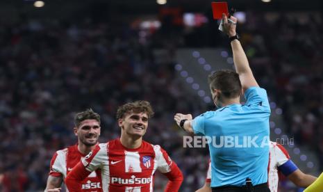 Wasit Jerman Daniel Siebert (kanan) menunjukkan kartu merah kepada pemain Atletico Madrid Antoine Griezmann (2-kiri) selama pertandingan sepak bola grup B Liga Champions UEFA antara Atletico Madrid dan Liverpool FC di stadion Wanda Metropolitano di Madrid, Spanyol, 20 Oktober 2021..