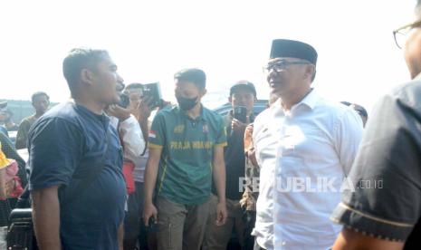 Bupati Bogor Iwan Setiawan meninjau lokasi kebakaran di Pasar Leuwiliang dan berbincang dengan para pedagang terdampak kebakaran, Jumat (29/9/2023). 