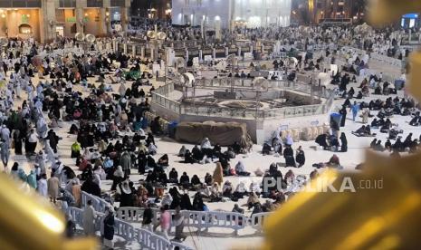 Jamaah bersiap melaksanakan sholat Isya di halaman Masjidil Haram, Sabtu (3/6/2023).