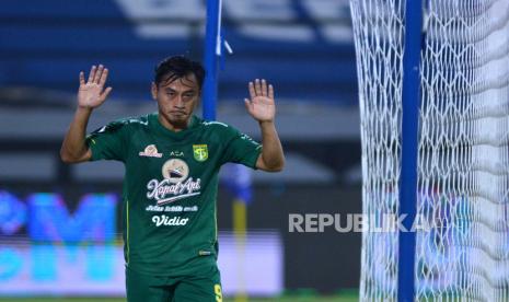 Pesepakbola Persebaya Surabaya Samsul Arif berselebrasi usai mencetak gol ke gawang Barito Putera saat pertandingan Liga 1 di Stadion Kapten I Wayan Dipta, Gianyar, Bali, Senin (14/3/2022). Barito Putera bermain imbang melawan Persebaya Surabaya dengan skor 1-1. 