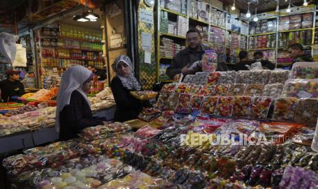 Wanita berbelanja manisan untuk bulan suci Ramadhan.