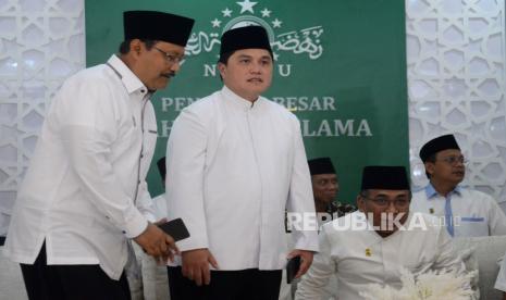 Ketua Umum Pengurus Besar Nahdlatul Ulama (PBNU) KH Yahya Cholil Staquf bersama Ketua Steering Commitee Satu Abad Nahdlatul Ulama (NU) Erick Tohir dan Sekjen PBNU Saifullah Yusuf memberikan keterangan terkait puncak resepsi satu abad NU di Kantor Pusat PBNU, Jakarta, Jumat (27/1/2023). PBNU akan menggelar Puncak Resepsi Satu Abad NU yang dipusatkan di Stadion Gelora Delta Sidoarjo, Jawa Timur pada selasa 7 Februari 2023. Puncak Resepsi Satu Abad NU juga akan di isi oleh berbagai acara mulai dari yang bersifat ritual keagamaa, Kuliner, bazaar UMKM hingga hiburan rakyat yang diisi sejumlah artis dalam dan luar negeri.