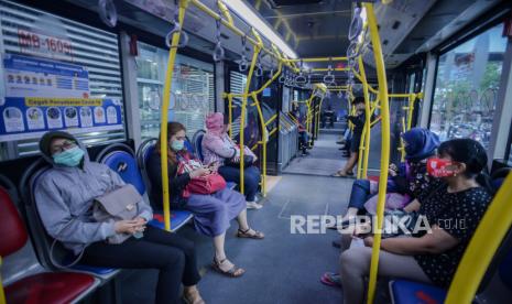 Sejumlah calon penumpang mengantre menunggu bus transjakarta di Halte Harmoni, Jakarta, Senin (14/9). Pemerintah Provinsi DKI Jakarta membatasi jumlah penumpang dan waktu operasional   transportasi umum seperti transjakarta, MRT, LRT, dan KRL maksimal 50 persen dari kapasitas full pada pembatasan sosial berskala besar (PSBB) secara total mulai hari ini hingga 27 September 2020 mendatang. Republika/Thoudy Badai