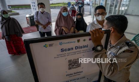 Petugas menunjukkan cara penggunaan aplikasi PeduliLindungi kepada warga yang akan memasuki kawasan pusat perbelanjaan di Palu, Sulawesi Tengah, Rabu (8/9). Asosiasi Pengelola Pusat Belanja Indonesia (APPBI) menyatakan, kegiatan perbelanjaan bagi masyarakat semakin aman karena telah berhasil menerapkan dua lapis protokol secara lengkap.